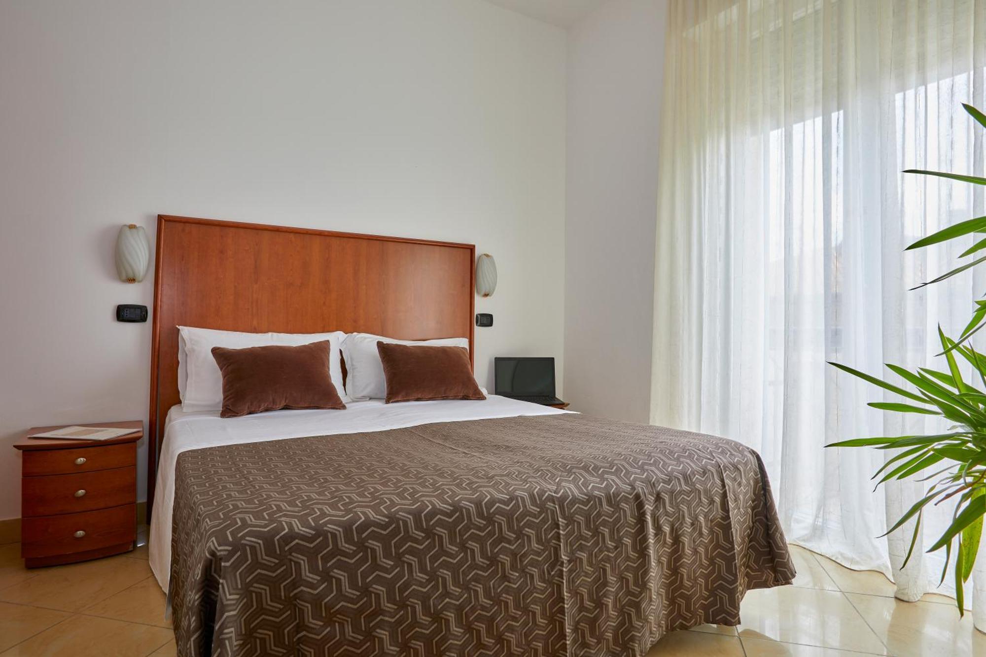 Residence Fellini Римини Екстериор снимка