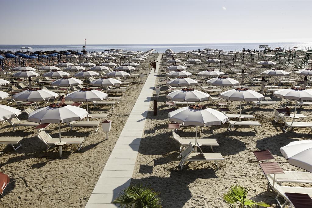 Residence Fellini Римини Екстериор снимка