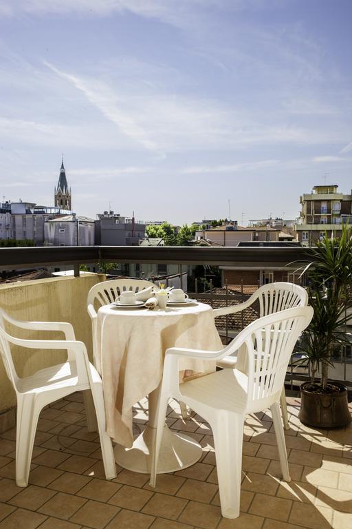 Residence Fellini Римини Екстериор снимка