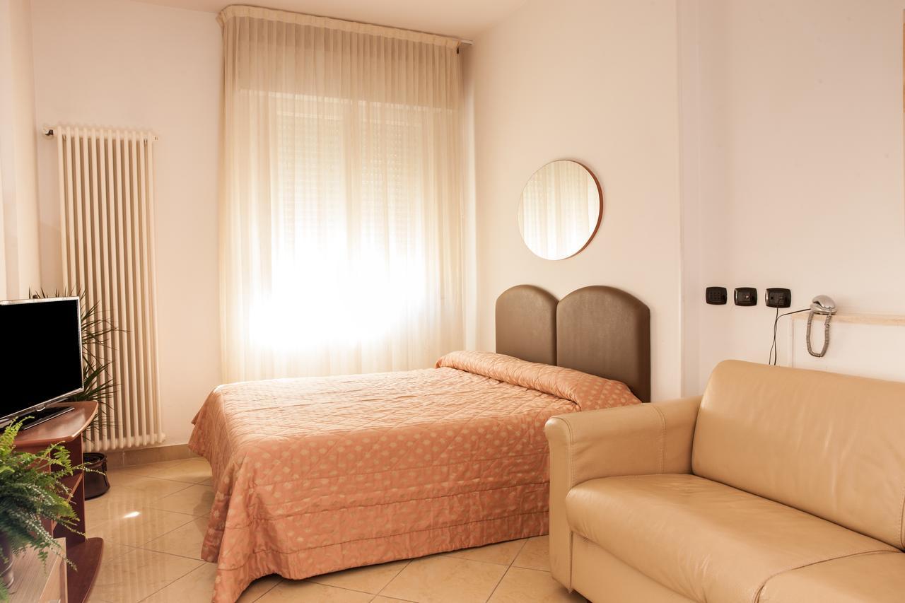 Residence Fellini Римини Екстериор снимка