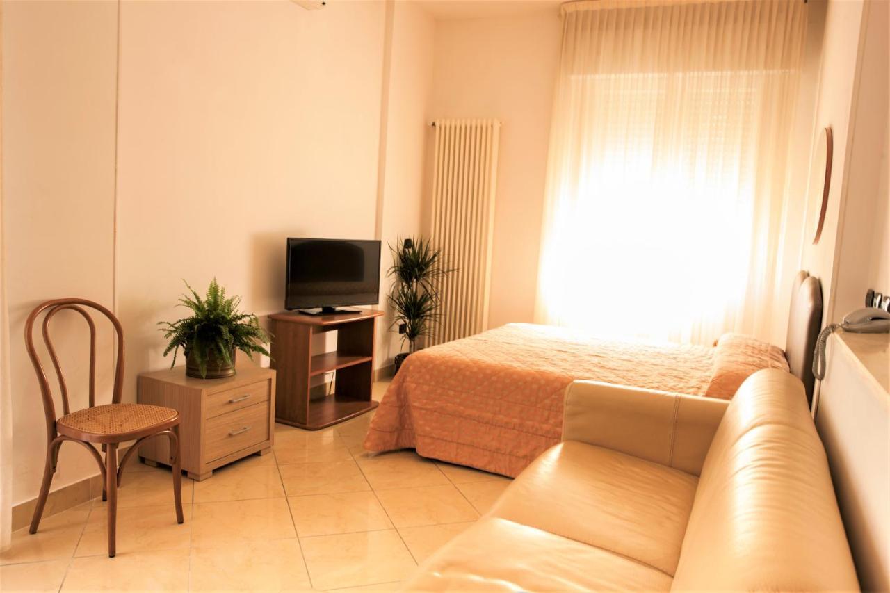 Residence Fellini Римини Екстериор снимка