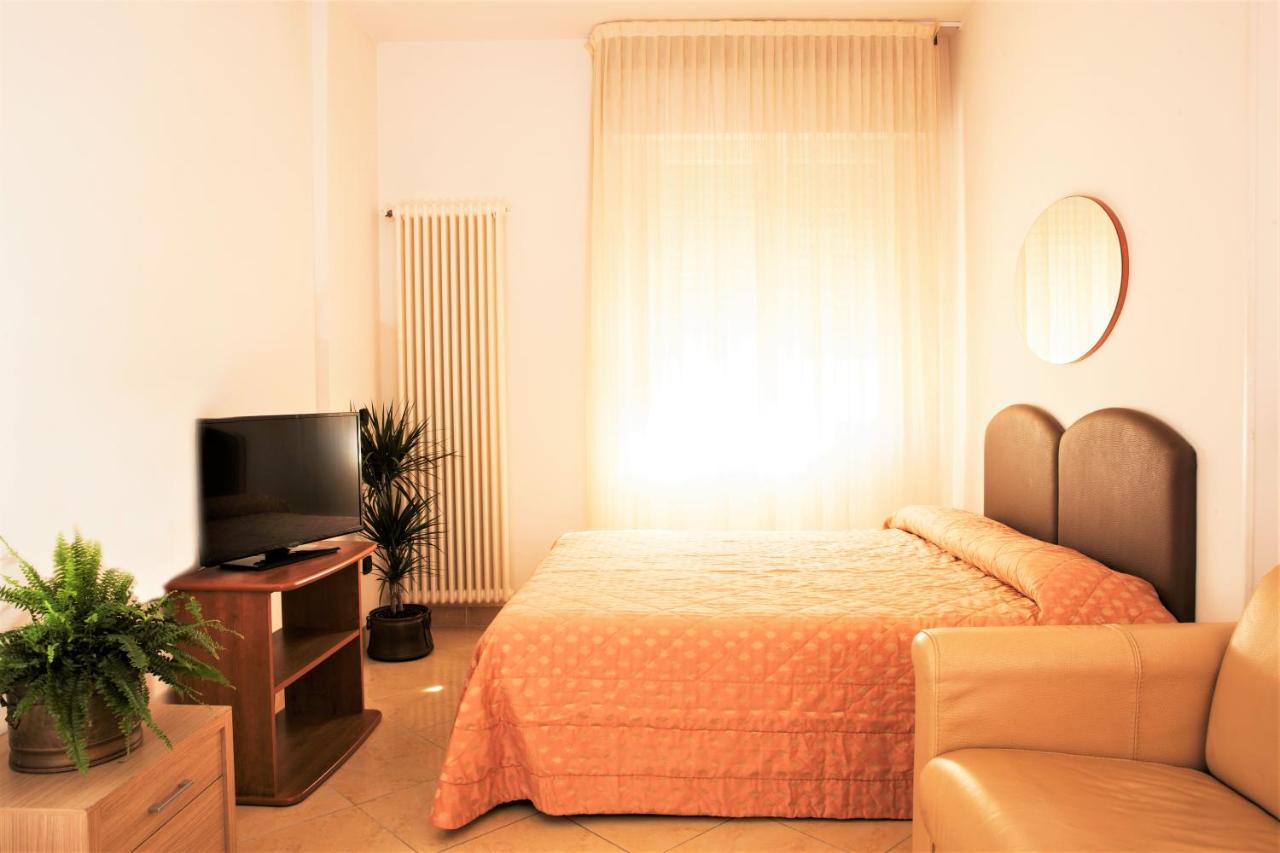 Residence Fellini Римини Екстериор снимка