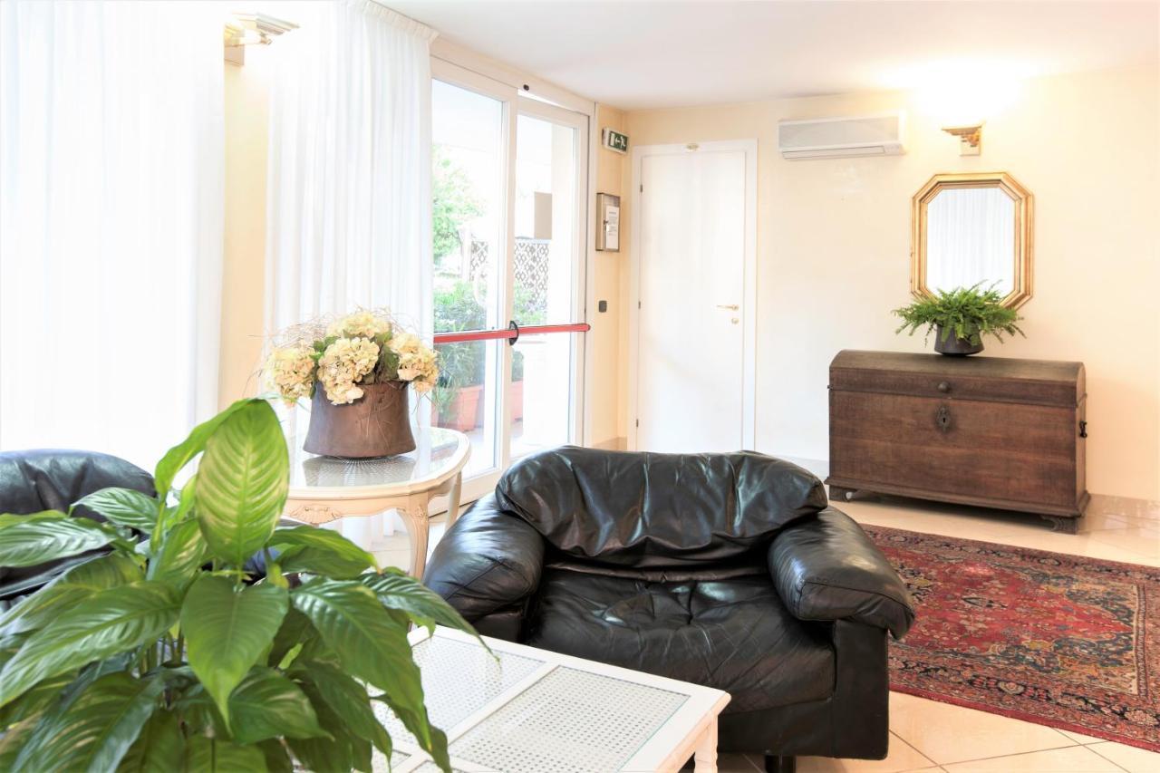 Residence Fellini Римини Екстериор снимка