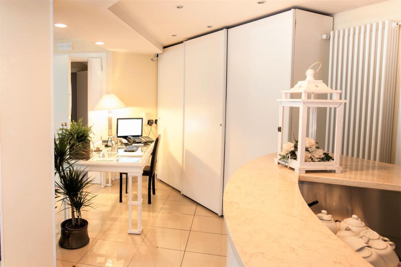 Residence Fellini Римини Екстериор снимка