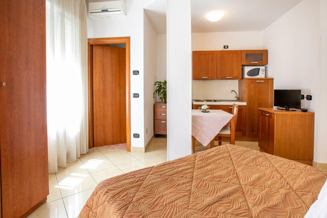 Residence Fellini Римини Екстериор снимка